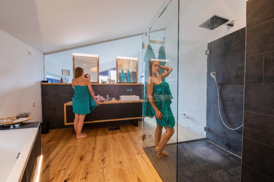 Elegante Glasdusche mit Sonderbeschlägen