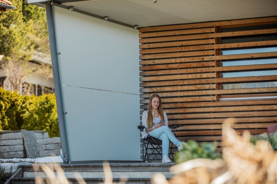 Windfang mit Glastüren und festem Seitenteil
